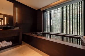 Ropa de cama de alta calidad, cubrecamas y minibar 