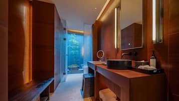 Habitación doble Premier, vista a la colina | Baño | Regadera tipo lluvia, amenidades de baño gratuitas, secadora de cabello