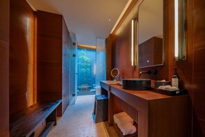 Premier tweepersoonskamer, uitzicht op heuvels | Badkamer | Een regendouche, gratis toiletartikelen, een haardroger, pantoffels