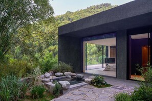 Premier Suite, Hill View | Courtyard view