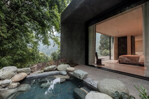 Suite Premier, vistas a la colina | Ropa de cama de alta calidad, edredones de plumas, minibar