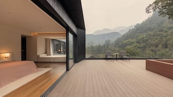 Premium bedding, down comforters, minibar, individually decorated