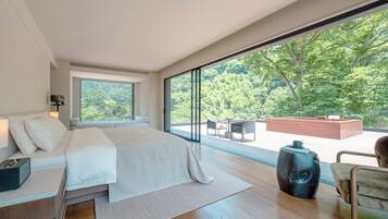 Premium bedding, down duvets, minibar, individually decorated