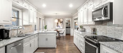 ثلاجة، ميكروويف، فرن، موقد طهي مسطح