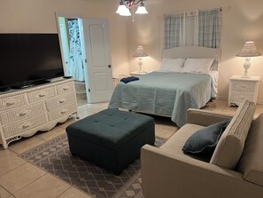 Tabla de planchar con plancha, wifi gratis y ropa de cama