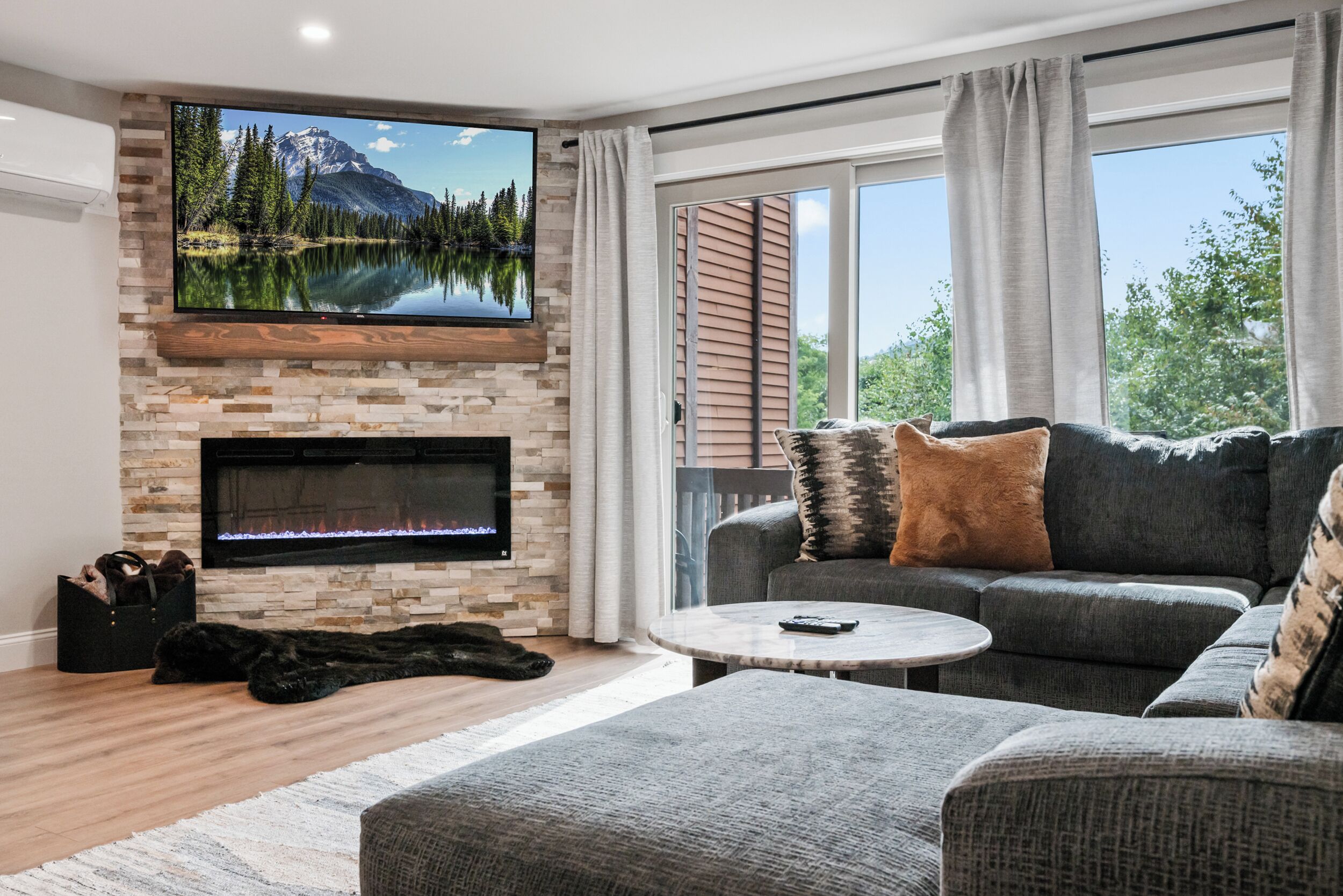 Een smart-tv, een open haard en videogames