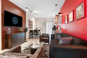 Smart-TV, Bücher, Arbeitsbereiche