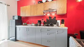 Kühlschrank, Mikrowelle, Ofen, Herdplatte