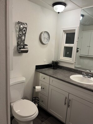 淋浴设施、吹风机、毛巾、卫生纸