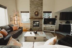 Smart-tv, een open haard en boeken