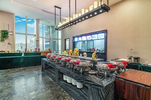 Daily buffet breakfast (CNY 38 per person)