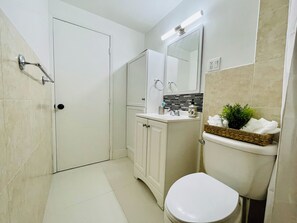 Shower, hair dryer, towels, soap - Chic 1-bedroom apartment in brilliant Miami for 3 persons (Miami)