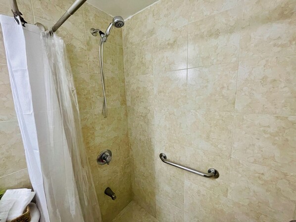 Shower, hair dryer, towels, soap - Chic 1-bedroom apartment in brilliant Miami for 3 persons (Miami)