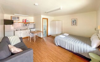 Motel Cabin with Ensuite | Free WiFi, bed sheets