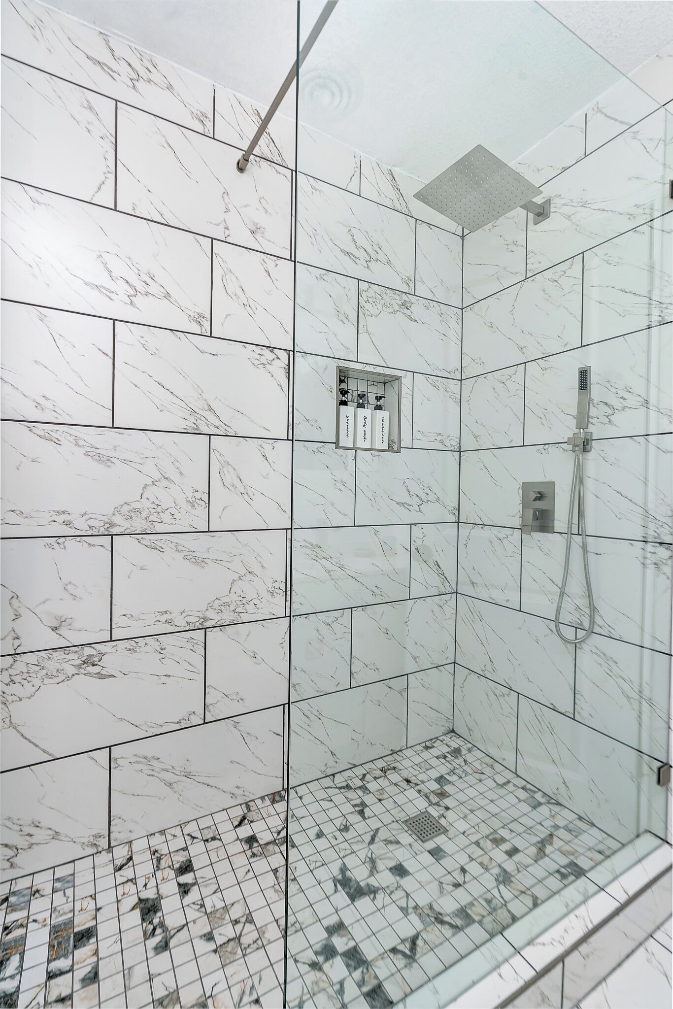 Doccia, asciugacapelli, asciugamani, sapone