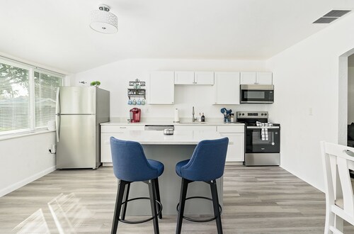 2BR + Guest Room/Office - Pet Friendly