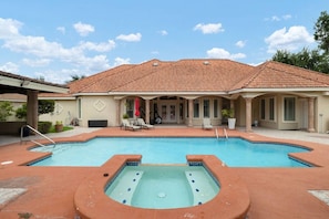 A heated pool - Valley Gateaway! Pool House (Mission)