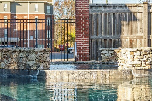 NEW Remodeled Condo Walk to Stadium