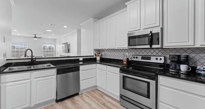 NEW Remodeled Condo Walk to Stadium
