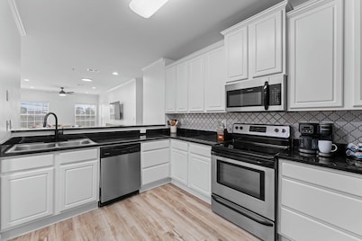NEW Remodeled Condo Walk to Stadium