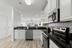 Coffee/tea maker, fridge, microwave, oven - NEW Remodeled Condo Walk to Stadium (Tuscaloosa)