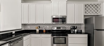 NEW Remodeled Condo Walk to Stadium