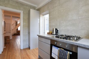 Réfrigérateur, four à micro-ondes, un four, surface de cuisson