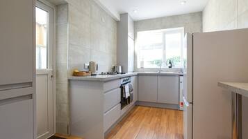 Kühlschrank, Mikrowelle, Ofen, Herdplatte