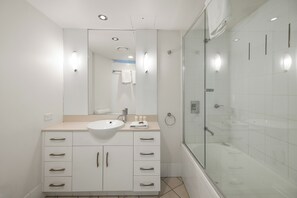 Regadera, secadora de cabello, toallas, jabón 