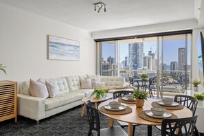 Smart TV - Chevron Renaissance Ocean View (Surfers Paradise)