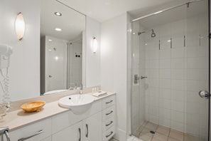 Dusche, Haartrockner, Handtücher, Seife