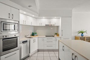 ثلاجة، ميكروويف، فرن، موقد طهي مسطح