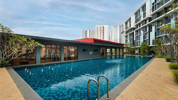 Una piscina al aire libre