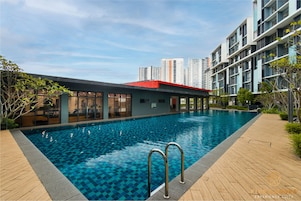 Una piscina al aire libre