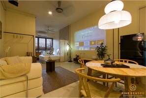 Premium Studio Suite | Meja, langsir/tirai gelap terus, seterika/papan seterika, Wi-fi percuma 