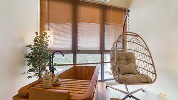 Deep-soaking bathtub