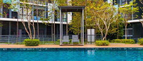 Una piscina al aire libre
