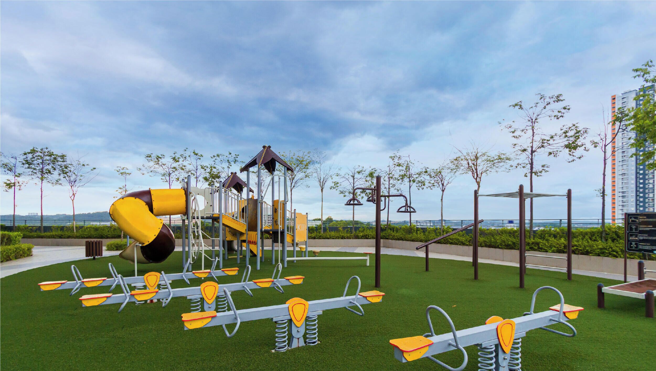 Ein Spielplatz mit Wippen und einer Kletterkonstruktion.