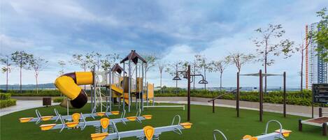 Ein Spielplatz mit Wippen und einer Kletterkonstruktion.