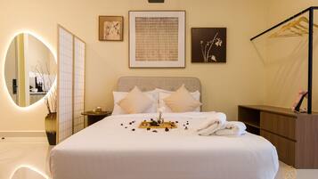 Studio Suite Premium | Meja kerja, tirai kedap cahaya, setrika/meja setrika, dan Wi-Fi gratis