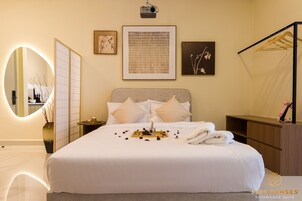 Escritorio, cortinas blackout y tabla de planchar con plancha