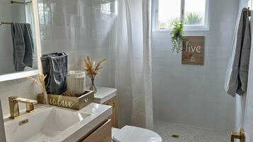 Douche, sèche-cheveux, serviettes fournies, savon