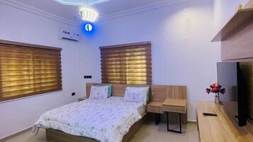 Luxury Apartment, 2 Bedrooms | Blackout drapes, iron/ironing board, free WiFi