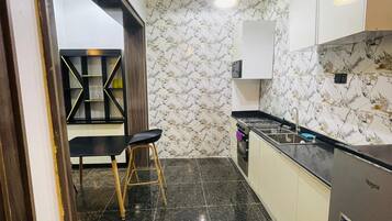 Luxury Apartment, 2 Bedrooms | Private kitchen