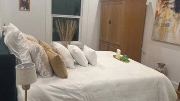 4 bedrooms, iron/ironing board, WiFi, bed sheets