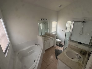 Haartrockner, Handtücher, Seife, Toilettenpapier