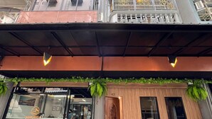 Un bâtiment à deux étages doté d’une façade en bois et d’une entrée en verre.