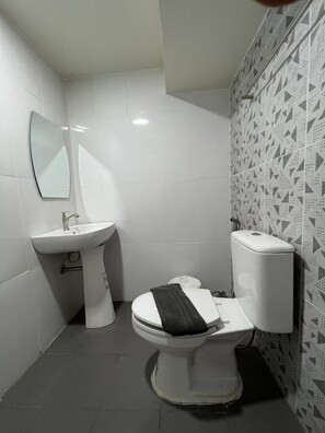 Family Room | Bathroom | Shower, free toiletries, towels, soap - Pratunam Family House 2 (Bangkok)