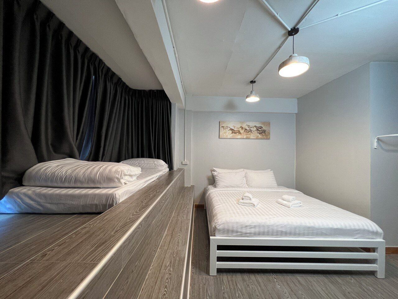 Ein Hotelzimmer mit einem Bett, einer Bank und einer Deckenleuchte.