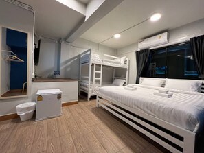Family Room | Blackout drapes, soundproofing, free WiFi, bed sheets - Pratunam Family House 2 (Bangkok)